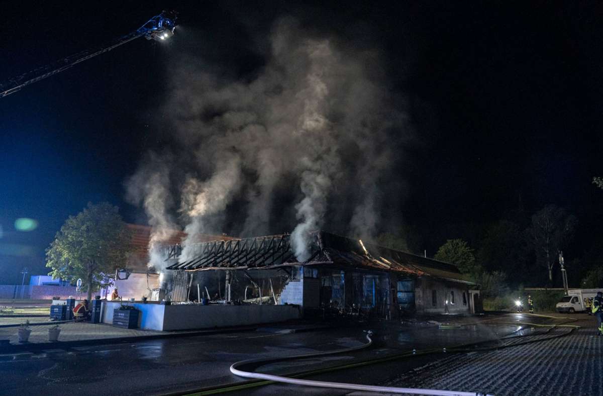 Großeinsatz der Feuerwehr in Kuchen: Gaststätte brennt nieder – Millionenschaden