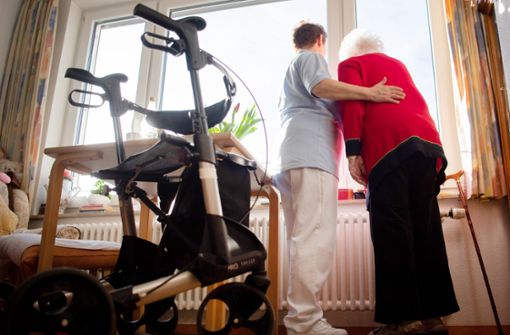 Altenpfleger haben bald Anspruch auf ein höheres Mindestgehalt. (Symbolbild) Foto: dpa/Tom Weller