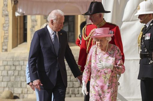 Die Queen hat in ihrer langen Regentschaft schon viele US-Präsidenten getroffen. Joe Biden ist aber der erste, den sie ohne ihren kürzlich gestorbenen Mann Philip willkommen heißt. Foto: dpa/Chris Jackson