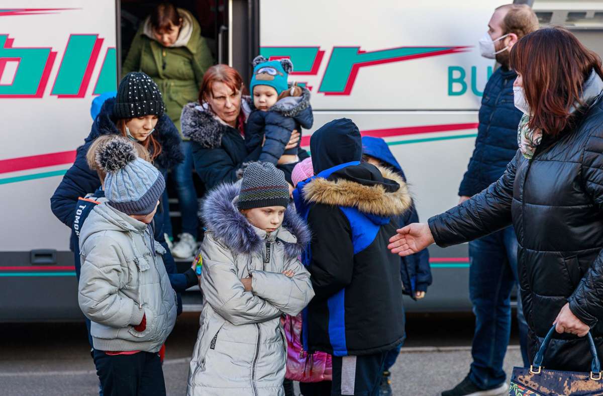 Bei der Ankunft des Busses in Schönaich am Dienstagabend: Müde, bleiche Gesichter, die Blicke zu Boden gesenkt.
