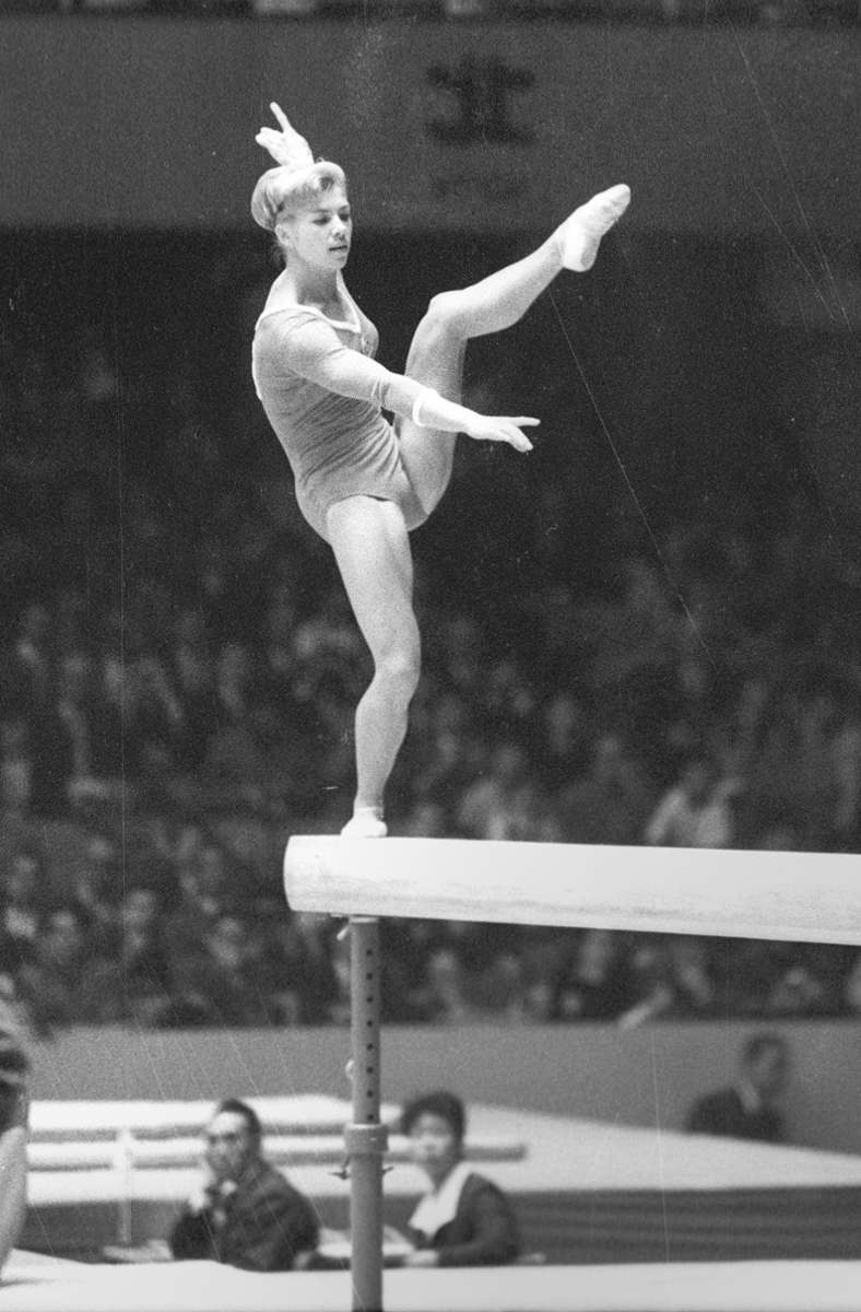 Die Rekordhalterin: Die sowjetische Kunstturnerin Larissa Latynina gewann Gold am Boden und stand in Tokio insgesamt sechsmal auf dem Treppchen. Mit neun Gold-, fünf Silber- und vier Bronzemedaillen ist sie bis heute die erfolgreichste Olympionikin. 1964 nahmen an den Sommerspielen 678 Athletinnen und 4473 Athleten teil.