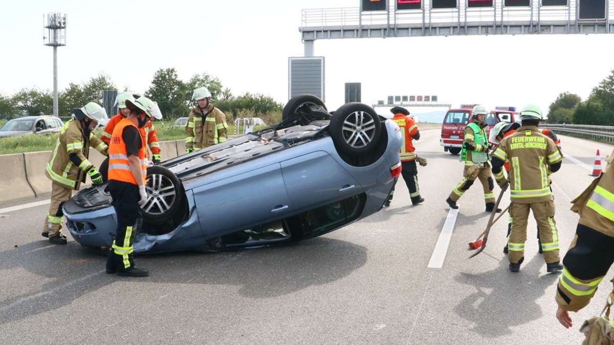 Unfall auf der Autobahn bei Korntal-Münchingen: Golf überschlägt sich auf A81