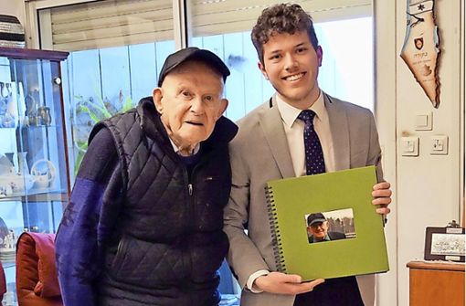 Jugendguide Benjamin Merkt  im Februar 2023 zu Besuch bei Mordechai Ciechanower in seiner israelischen Heimat. Am 27. Februar feiert Ciechanower seinen 99. Geburtstag. Foto: Merkt