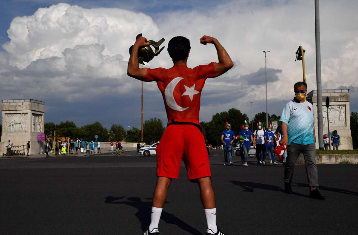 Demonstration der Stärke: Ein Türkei-Fan posiert in Rom.
