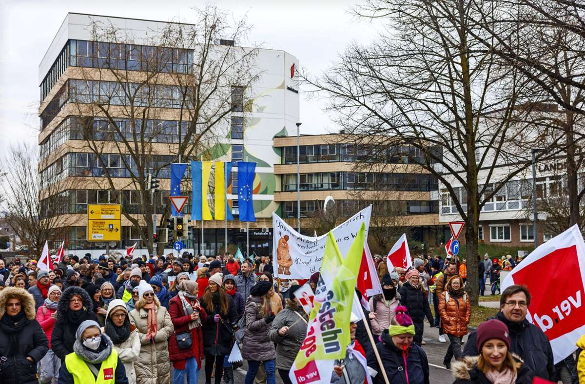 Demonstration in Böblingen: 500 Angestellte gehen auf die Straße für mehr Lohn