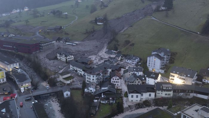Schlammmengen nach Erdrutschen in Wohngebiet in der Zentralschweiz