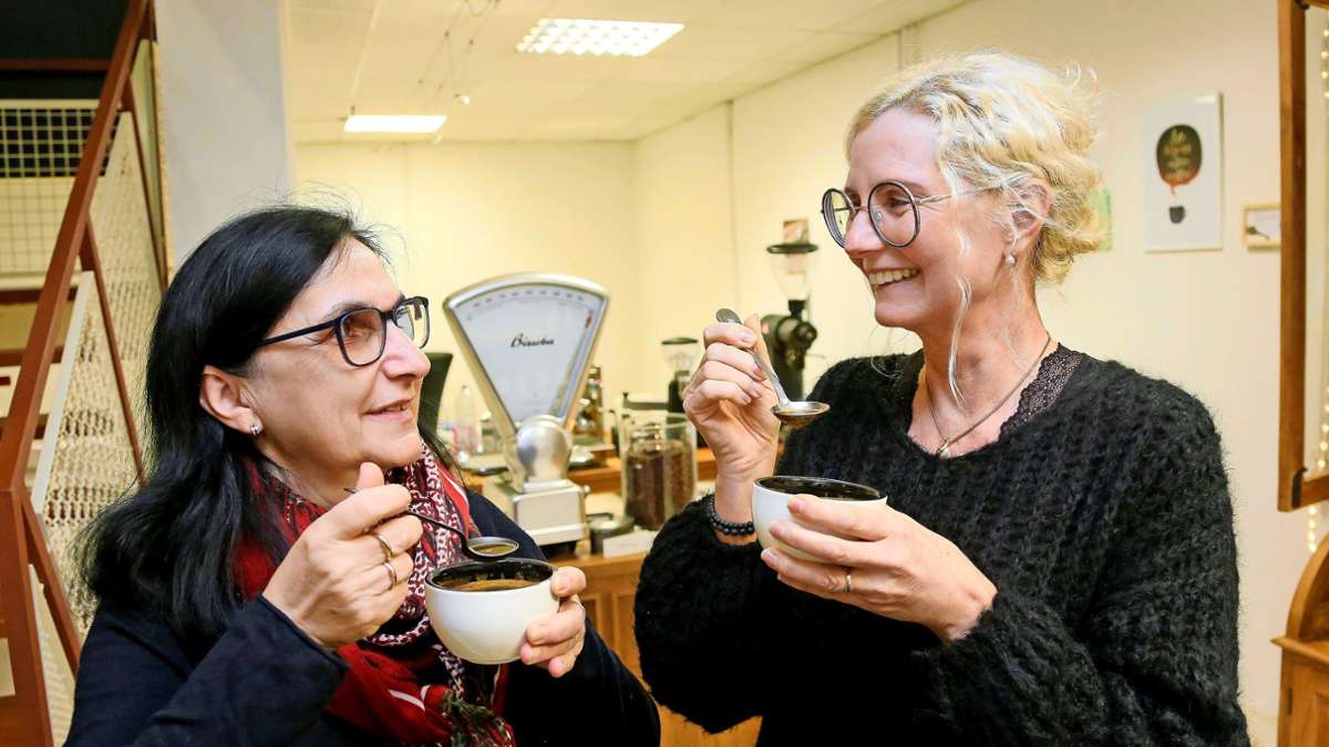 Hiltrud Thiem (links) und Anja Prokasky wollen ihren Laden weiterbetreiben.
