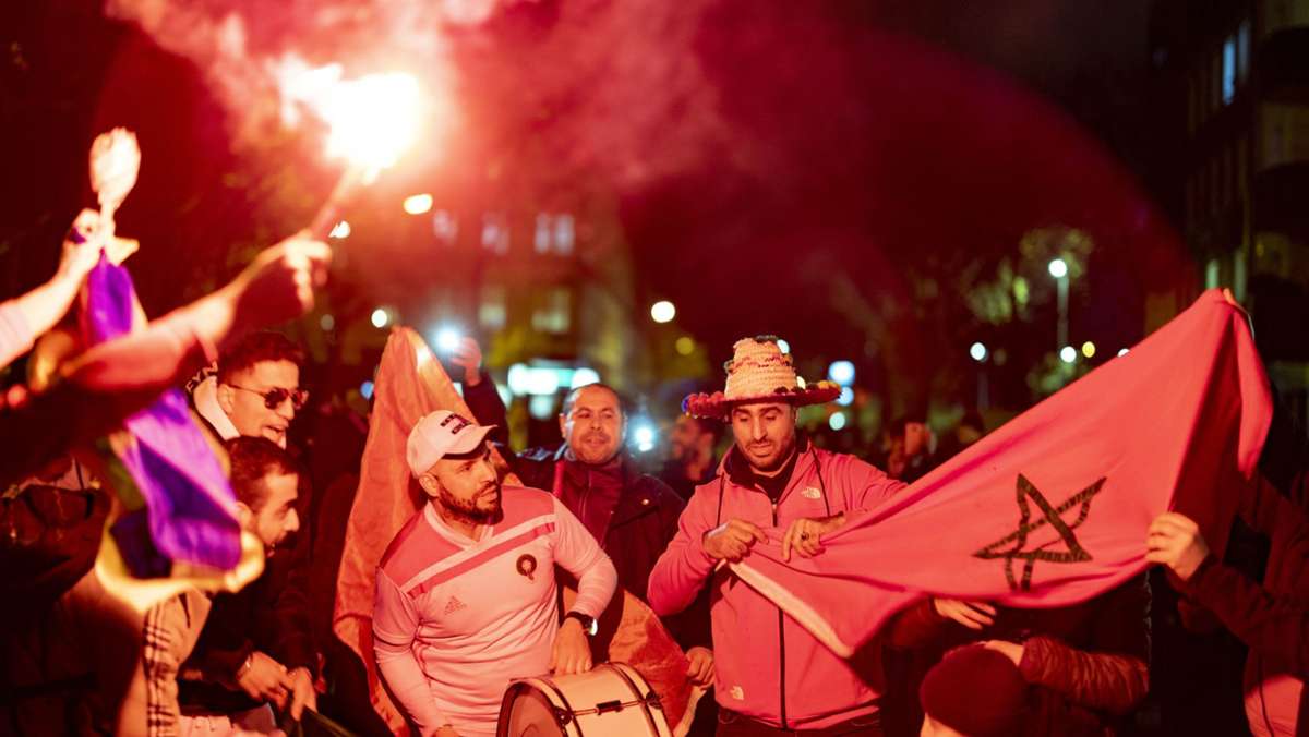 Fußball-WM in Katar: Nach Sieg über Spanien: Marokko-Fans feiern auf deutschen Straßen