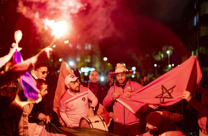 Fußball-WM in Katar: Nach Sieg über Spanien: Marokko-Fans feiern auf deutschen Straßen