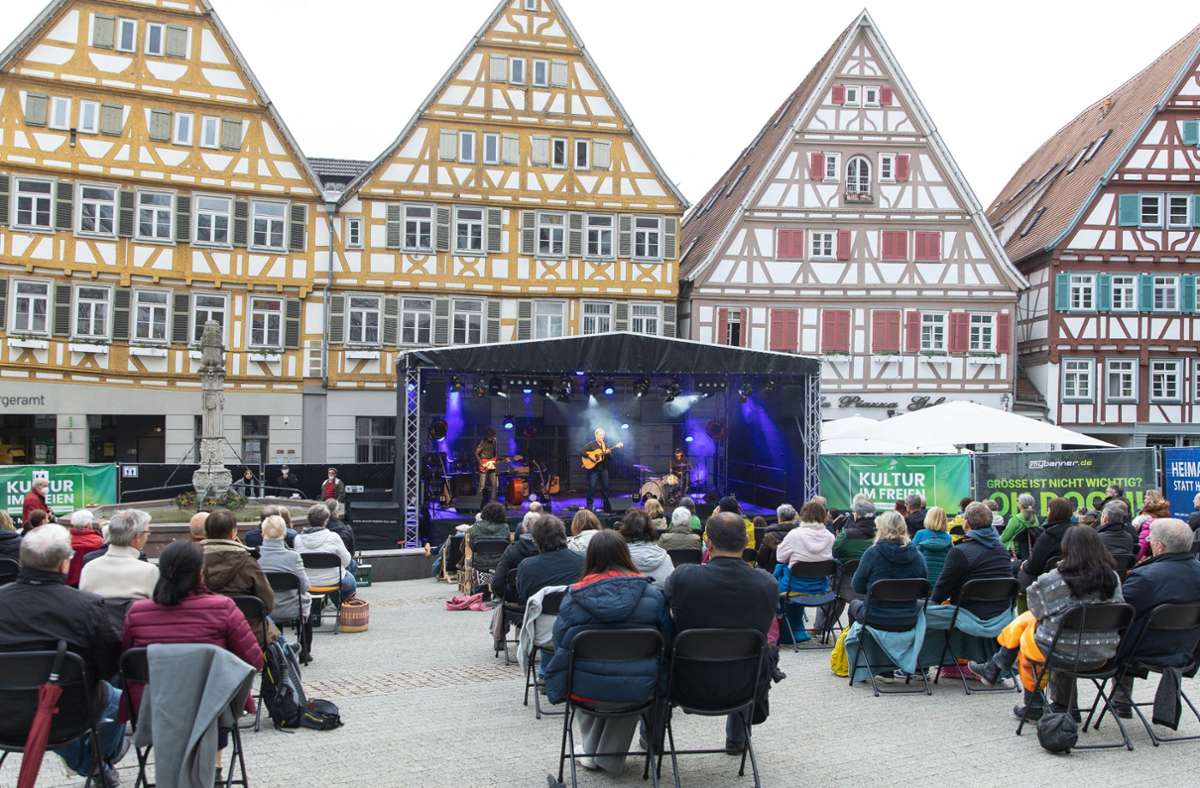 Endlich wieder Livemusik: Trotz ungemütlicher Temperaturen genießt das Publikum den Auftakt von „Kultur im Freien“ mit dem James-Geier-Trio auf dem Herrenberger Marktplatz.