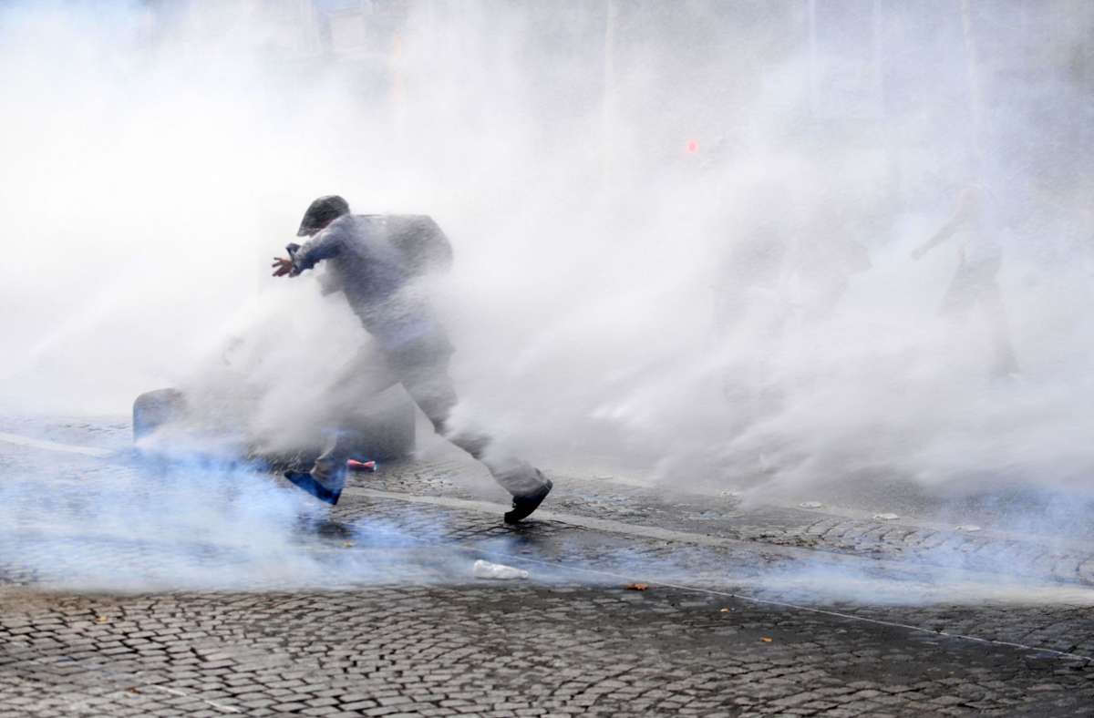 Ausschreitungen auf den Champs-Élysées in Paris. In Frankreich gehen rund 160 000 Menschen gegen die neuen Corona-Verordnungen auf die Straße. Foto: AFP/ALAIN JOCARD