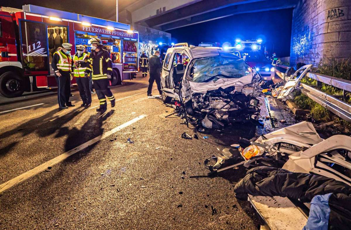 Drei Menschen sterben auf A8 bei Pforzheim: Nach schwerem Geisterfahrer-Unfall – Blutprobe soll Aufschluss geben