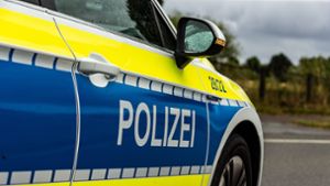 Unfall auf der A 81 bei Ehningen: Lkw kracht in Baustellen-Absperrung – 50 000 Euro Schaden