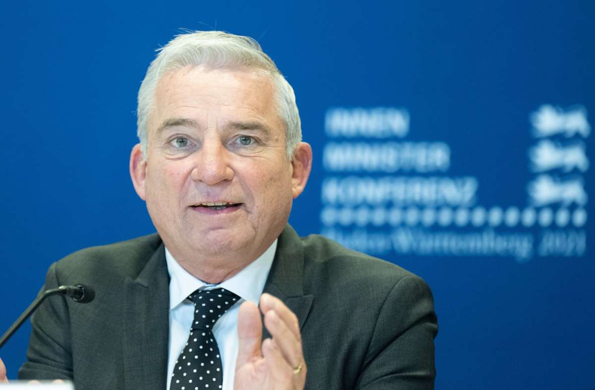 Innenminister Strobl (CDU) ist mit der Krisenintervention im Land zufrieden, will sie aber trotzdem kritisch prüfen. Foto: dpa/Bernd Weißbrod