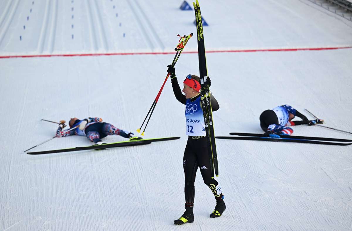 Jubel und Ende der Kräfte: Während die deutsche Katharina Hennig über ihren fünften Platz im Skilanglauf jubelt, liegt die Konkurrenz platt am Boden.