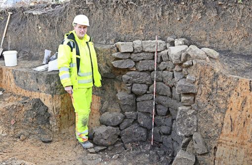 Stolzer Grabungsleiter: Archäologe Johannes Gaida an einem freigelegten Brunnenteil. Foto: Dannecker/Landesdenkmalamt