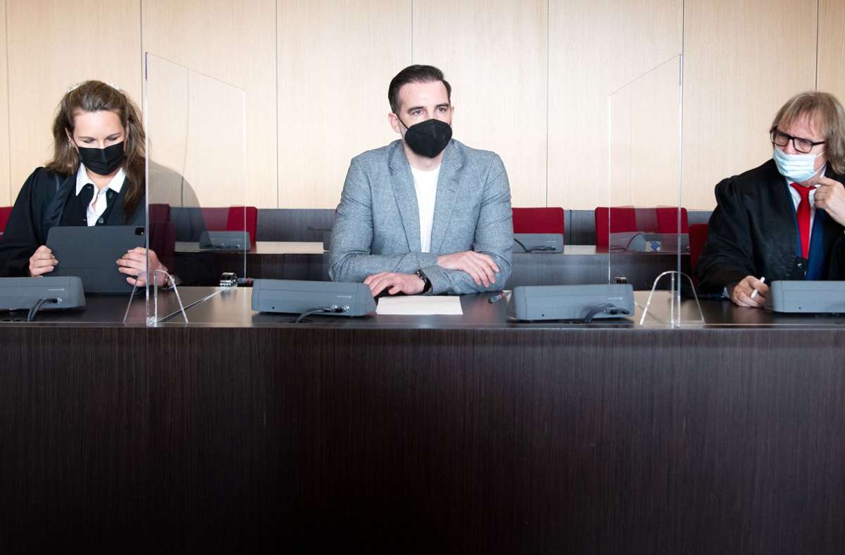 Der ehemalige Fußball-Nationalspieler Christoph Metzelder (Mitte) mit seinen Anwälten im Amtsgericht in Düsseldorf. Foto: dpa/Federico Gambarini