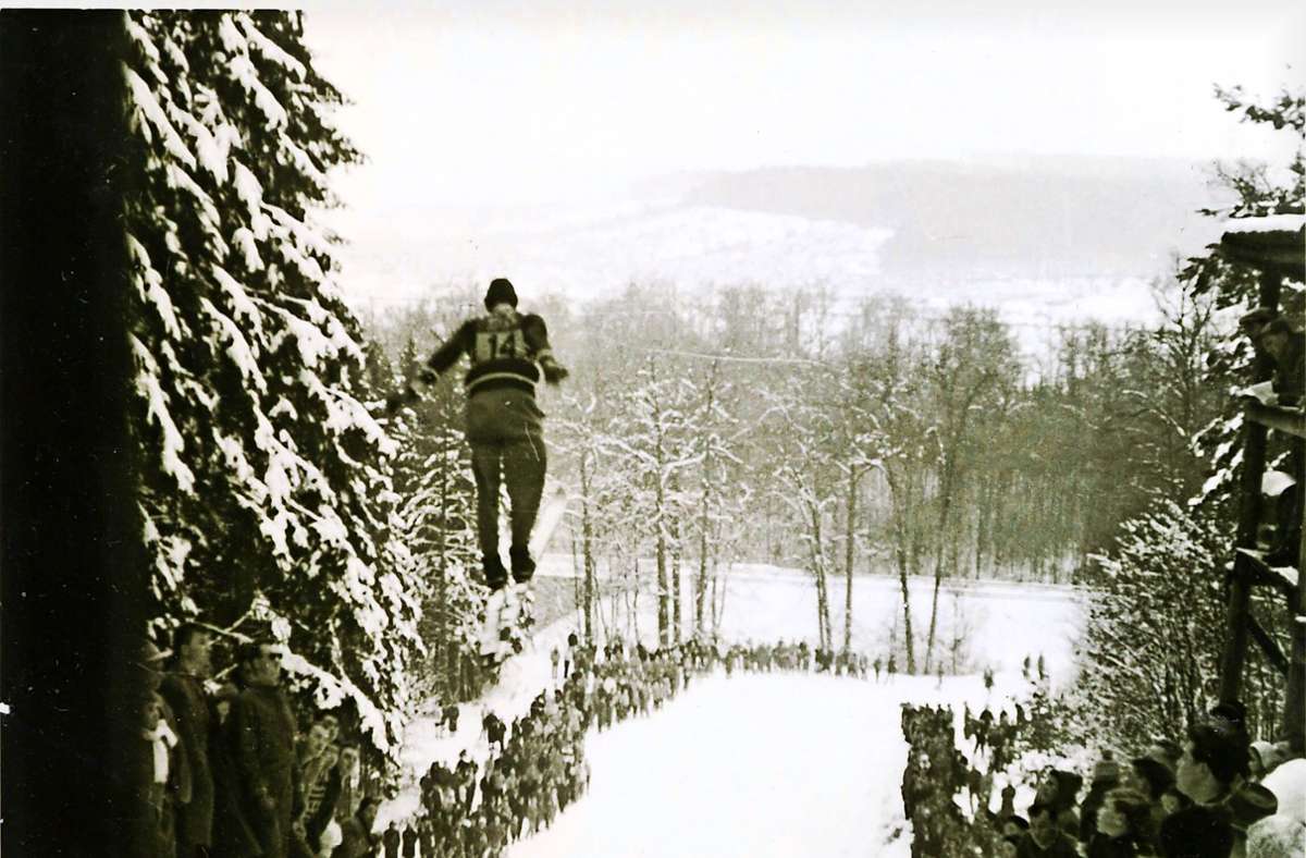 Wettbewerb an der Böblinger Skisprungschanze in den 1950er Jahren.