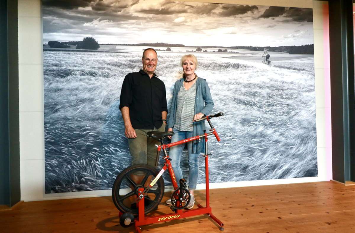 Rad-Unternehmer Stefan Stiener und seine Frau Patricia Rose vor einer alten Messmaschine.