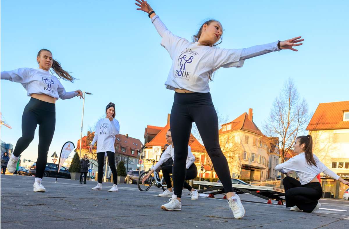 Gegen Gewalt an Frauen: Die Aktion „One billion rising“ lockt 100 Bürger auf den Böblinger Elbenplatz