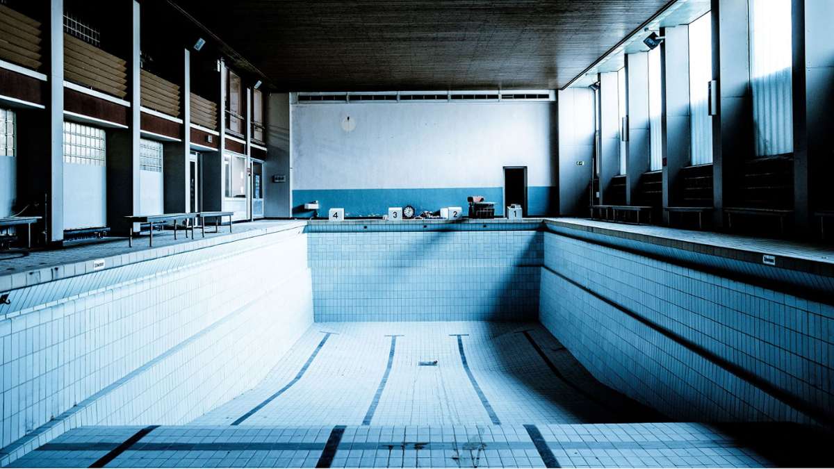 Hallenbad als Lost Place: Gruselfilm-Charme umgibt das leere Schwimmbecken