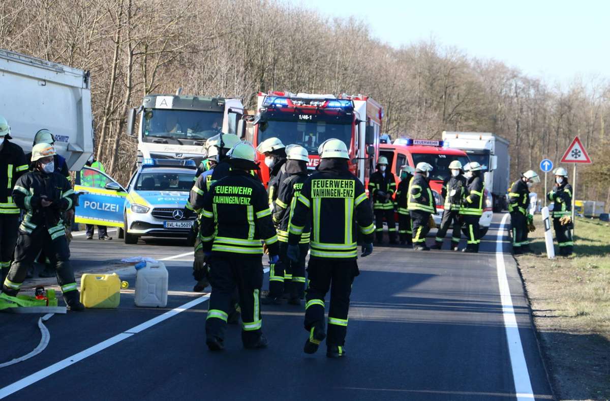 Vaihingen an der Enz-Enzweihingen: B10 nach schwerem Lkw-Unfall voll gesperrt