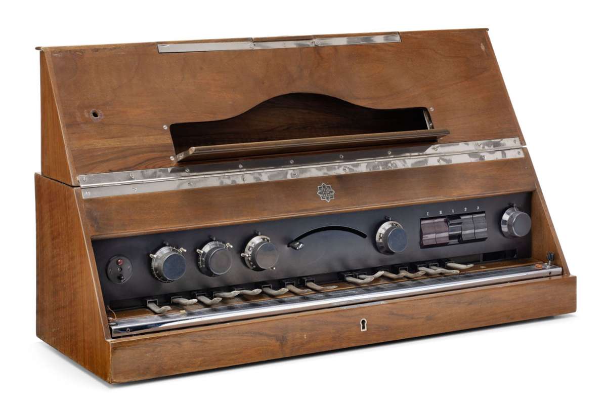 Trautonium „Ela T 42“, der Vorläufer des Synthesizers, mit dem Töne ohne Mikrofon in den Rundfunk eingespeist werden konnten, ca. 1933