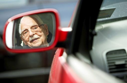 Wenn der Körper nicht mehr wie gewohnt mitmacht, wird Autofahren für viele Senioren zu eine Herausforderung. Foto: dpa/Rolf Vennenbernd