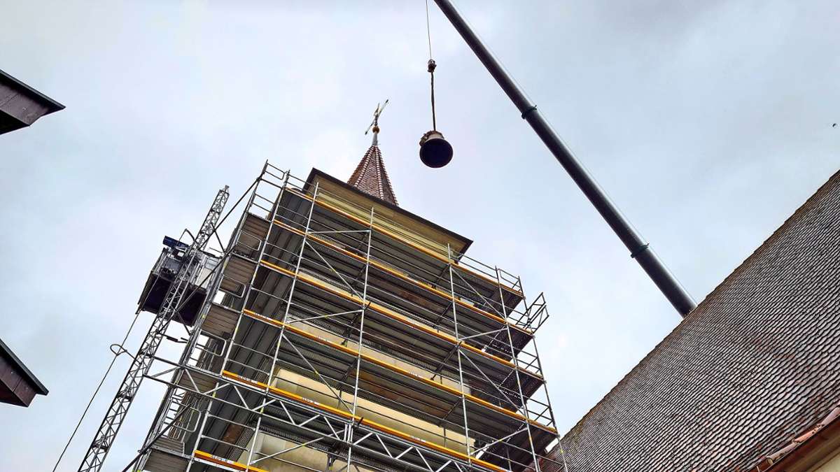 Kirchensanierung in Altdorf: Die neue Zeichenglocke schwebt in den Kirchturm
