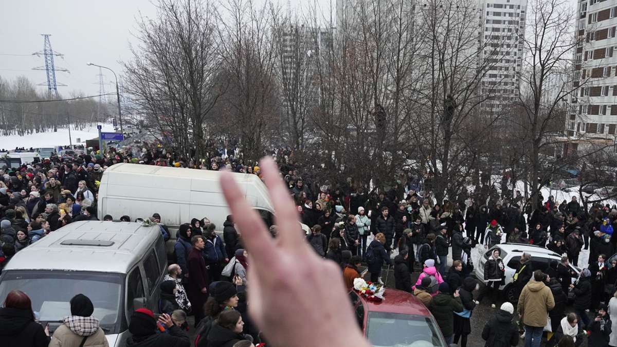 Nach dem Tod des Kremlkritikers: Bürgerrechtler: Polizei nimmt Teilnehmer von Nawalny-Beerdigung fest