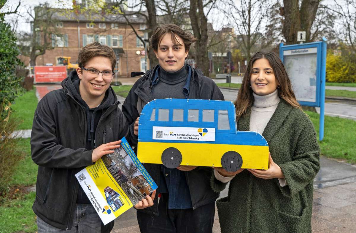 Die Jugendgemeinderäte Michel Marx, Dominik Sauter und Yaren Haroglu sammeln Geld für einen Linienbus für eine Stadt in der Ukraine.