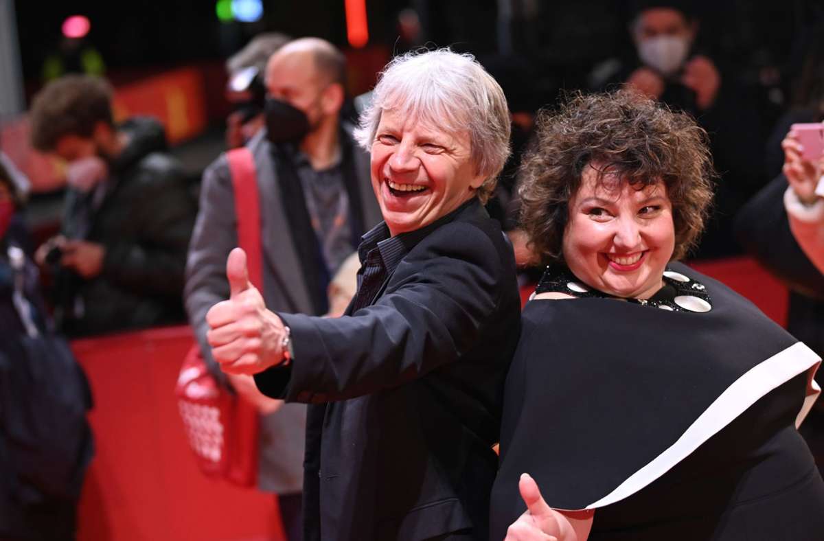 Schauspielerin Meltem Kaptan und Regisseur Andreas Dresen kommen zur Preisverleihung der Berlinale auf den roten Teppich im Berlinale-Palast.