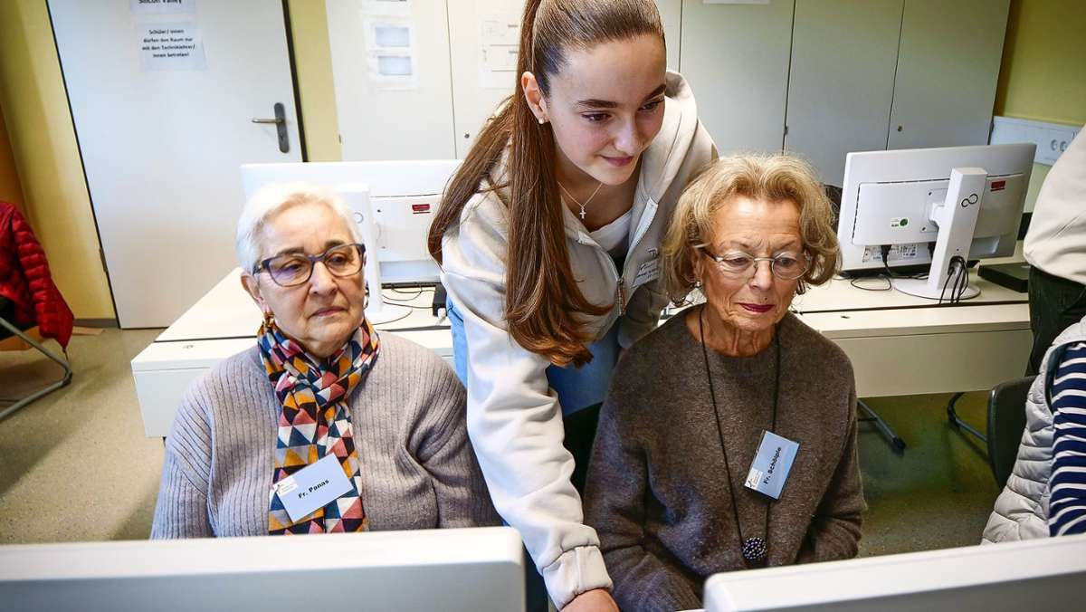 Schulung in Kornwestheim: Teenager erklären Senioren das Internet