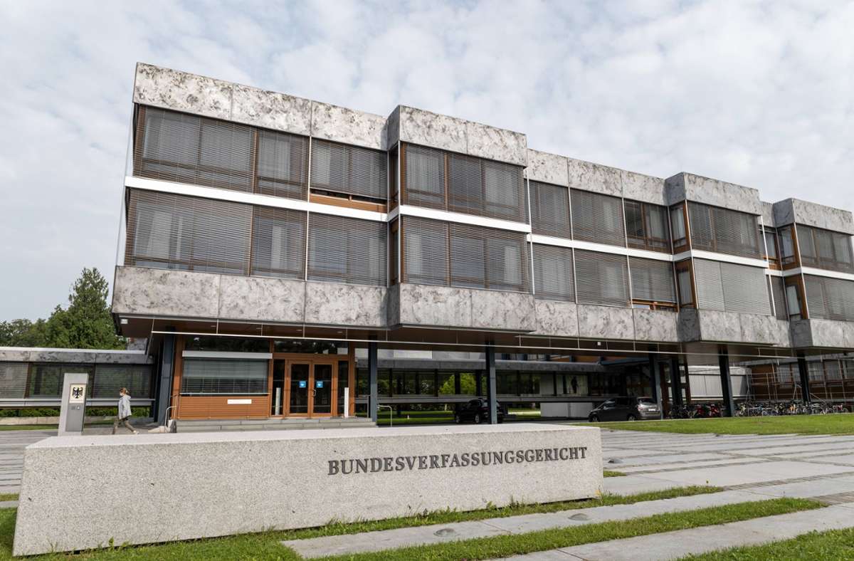 Vor dem Bundesverfassungsgericht in Karlsruhe: Erste Klage gegen begrenzte Impfpflicht