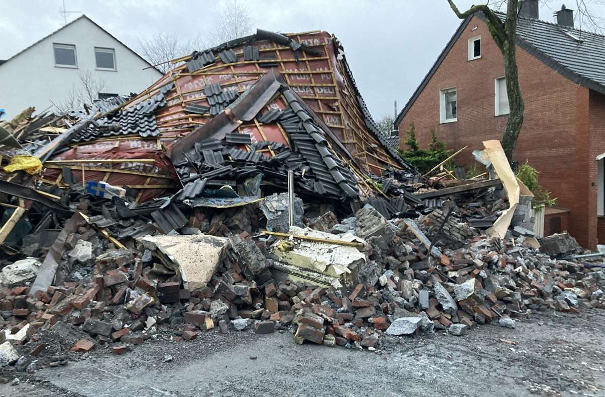Nach einer Explosion in einem Mehrfamilienhaus in Bochum gleicht das Gebäude einem Trümmerhaufen.