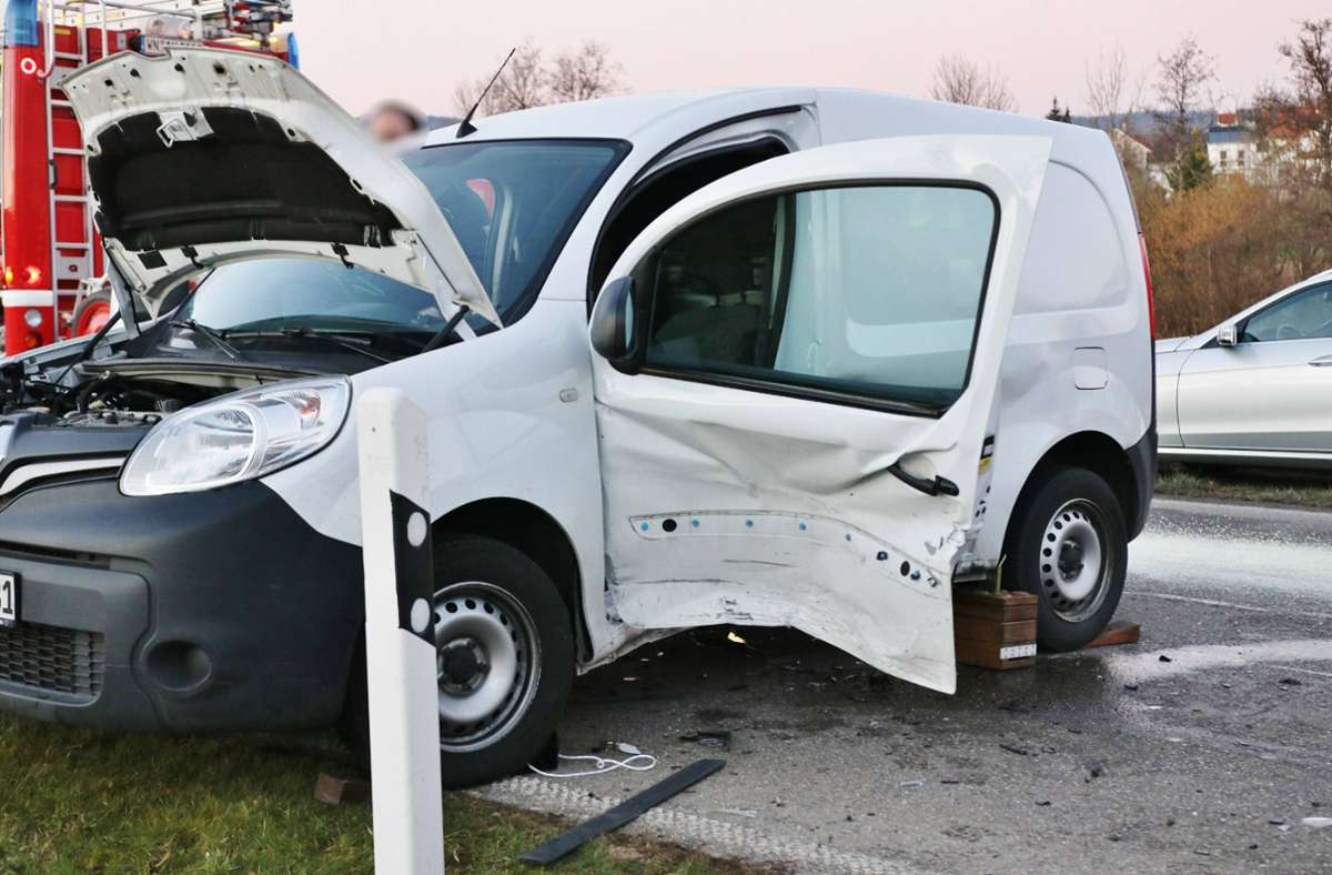 Unfall in Auenwald: Beim Überholen abbiegendes Auto gerammt