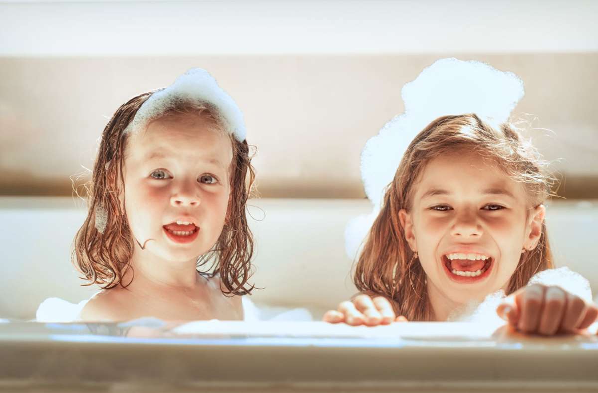 Moralisieren bringt nichts für die Energiekosten-Rechnung, aber vielleicht statt baden lieber nur duschen? Foto: Adobe Stock/Konstantin Yuganov