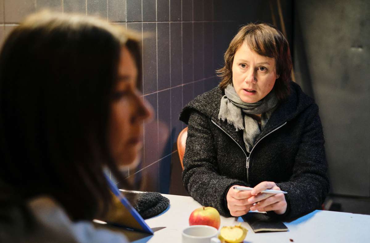 Tobler (Eva Löbau, rechts) befragt die verdächtige Sara (Johanna Wokalek) in „Tatort – Saras Geständnis“.