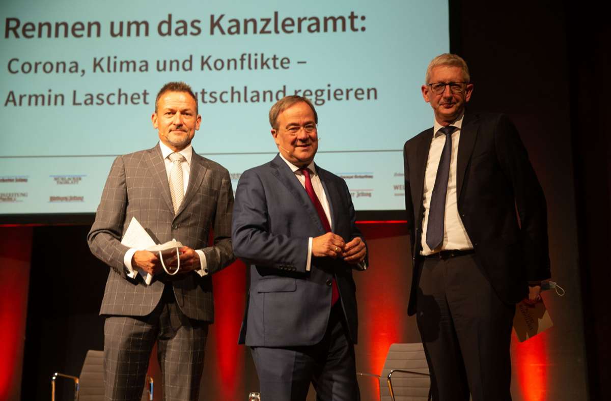 Der CDU-Vorsitzende  Armin Laschet (m.) bei der Podiumsdiskussion mit dem Chefredakteur der Stuttgarter Nachrichten, Christoph Reisinger (l.), und dem Chefredakteur der Stuttgarter Zeitung, Joachim Dorfs (r.).