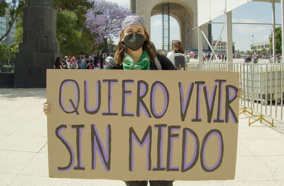 Ich will ohne Angst leben – steht auf diesem Schild. Das Bild stammt aus dem  Dokumentarfilm „Vivas“ – Die Regisseurin zeigt von Frauenmorden betroffene Familien und die derzeit laute Frauenbewegung in Mexiko.