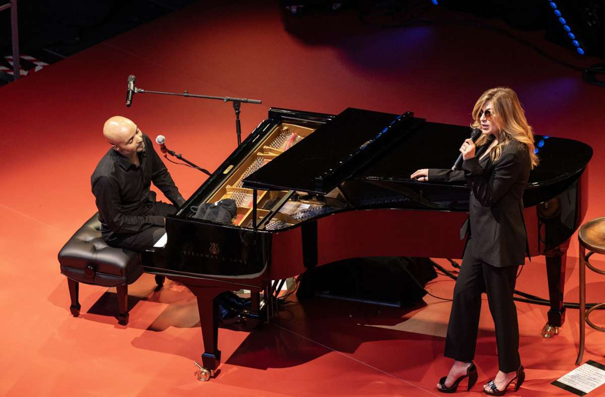 Melody Gardot mit ihrem Pianisten und Duett-Partner Philippe de Aquino im Alten Schloss
