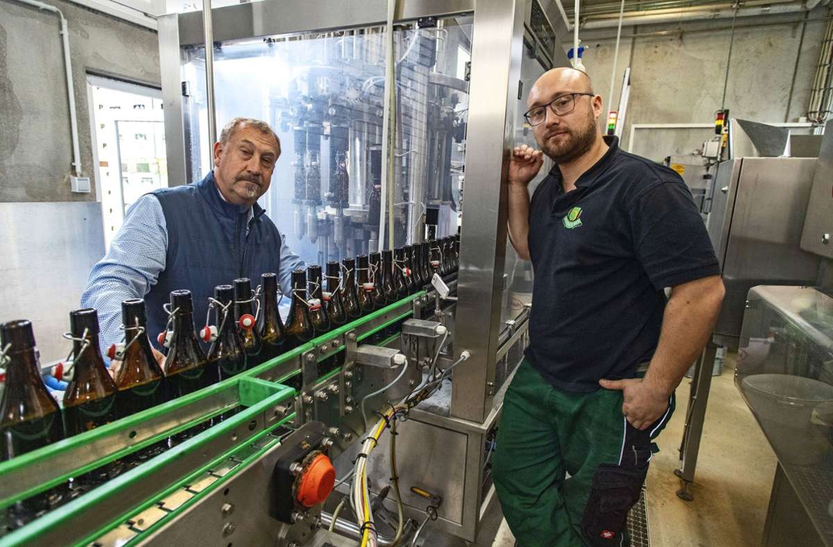 Hans-Dieter (links) und Christoph Hilsenbeck setzen in ihrer Lammbrauerei in Gruibingen auf Photovoltaik und eine neue Anlage zur Rückgewinnung von Kohlensäure. Foto: /Staufenpress