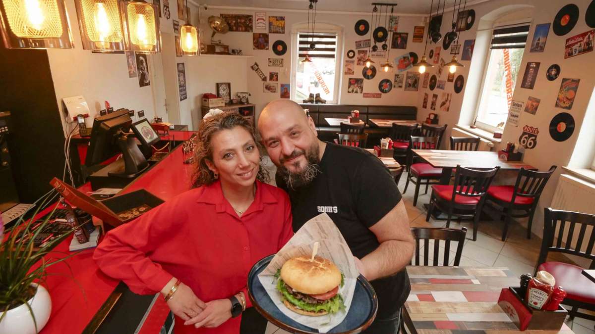 Üzeyir Soner  Soyal  und seine Frau Rabia bieten in Ditzingen Burger an.