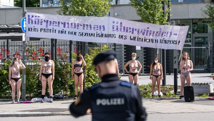 Halbnackte Frauen demonstrieren gegen „Germany’s Next Topmodel“