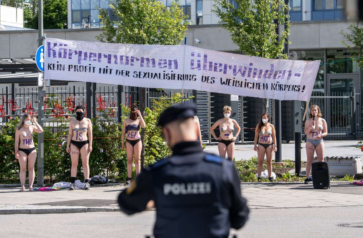 Kurz vor dem Finale: Halbnackte Frauen demonstrieren gegen „Germany’s Next Topmodel“
