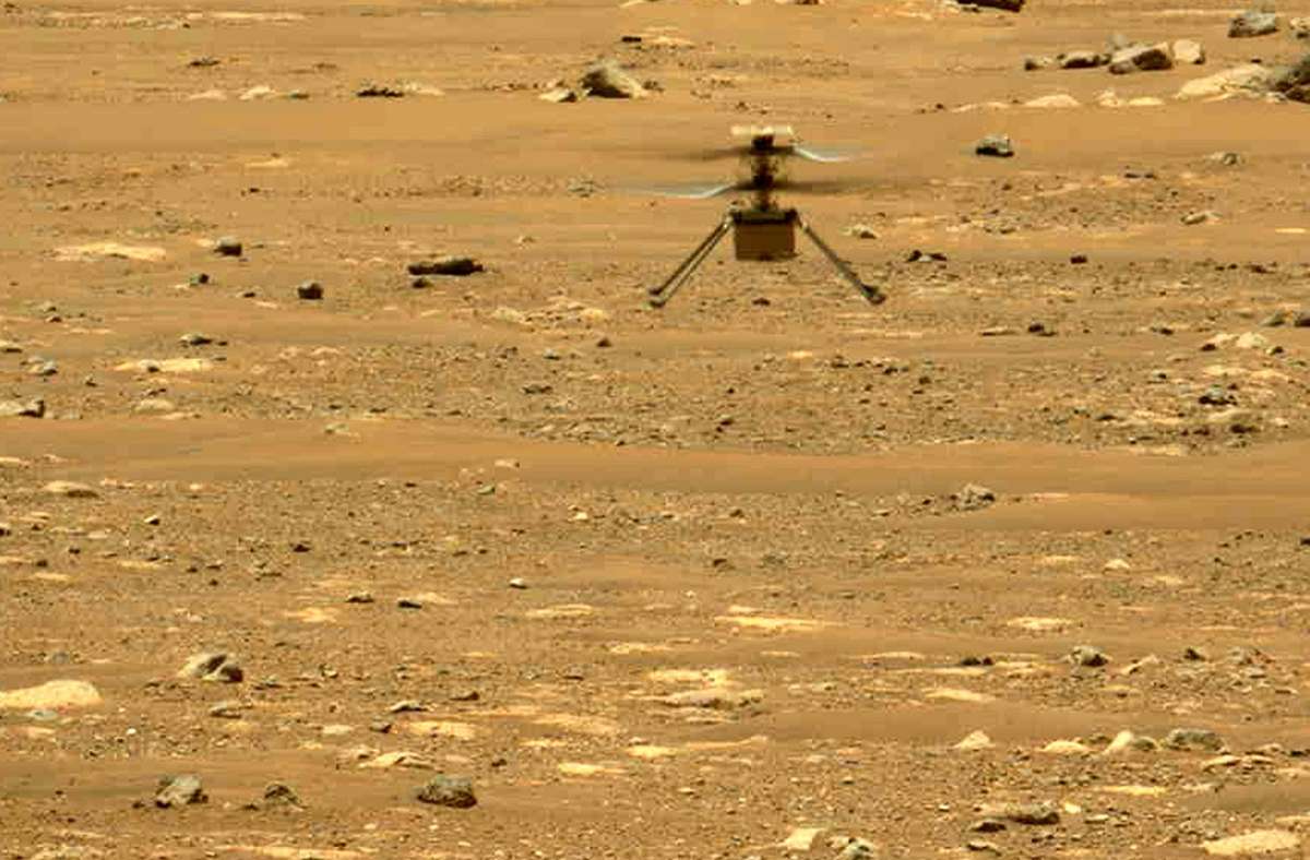 Der  Nasa-Helikopter „Ingenuity“ hat seinen zweiten Flug auf dem Mars erfolgreich absolviert. Der „Perseverance“-Rover der Nasa machte am 22. April 2021 dieses Foto mit einer seiner Kameras.