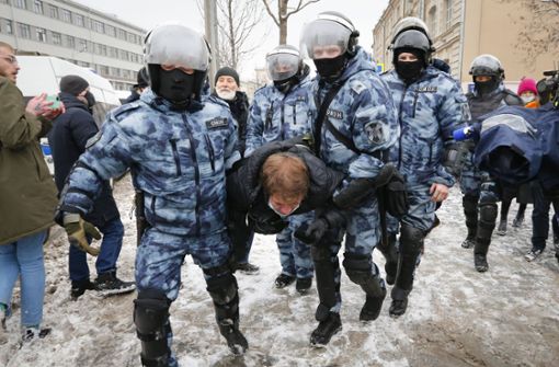 Offenbar sind am Sonntag bis zum frühen Nachmittag allein in der Hauptstadt Moskau mehr als 140 Menschen in Polizeigewahrsam genommen worden. Foto: dpa/Alexander Zemlianichenko
