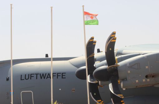 Was soll die Bundeswehr in Niger – hier ein Airbus A400M der Luftwaffe, davor die Flagge des westafrikanischen Landes – noch bewirken? – Solche Fragen blendet der Bundestagswahlkampf fast komplett aus. Foto: StN/Christoph Reisinger