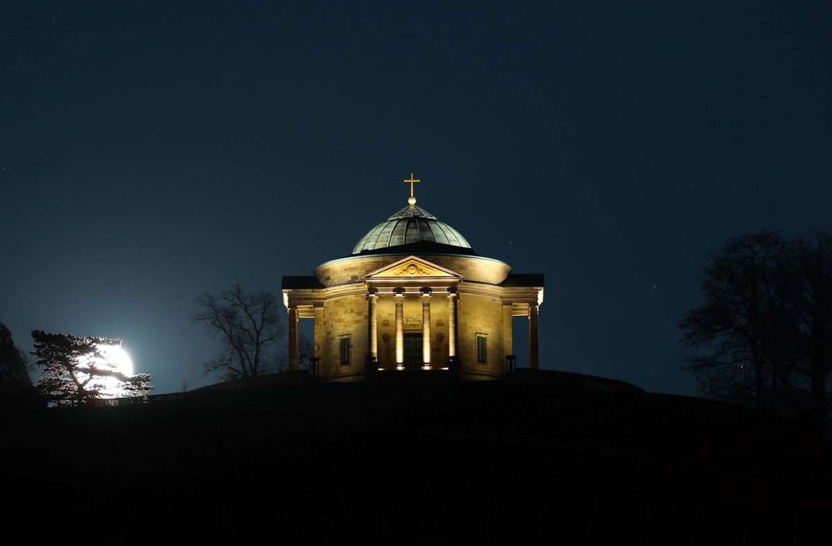 Die Grabkapelle auf dem Württemberg wird nachts beleuchtet. Das könnte bald vorbei sein. Foto: Leserfoto/Bernd Willer