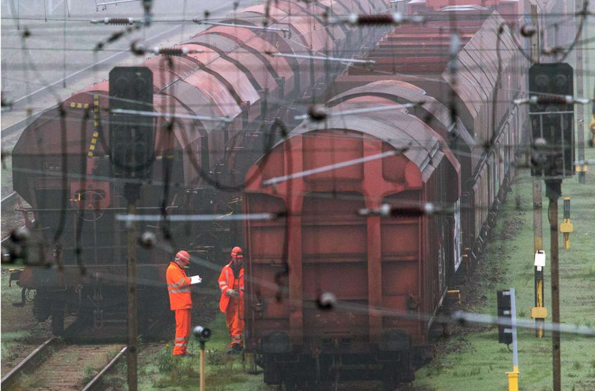 Noch müssen Güterzüge mühsam von Hand konfiguriert werden. Foto: dpa/Jens Büttner